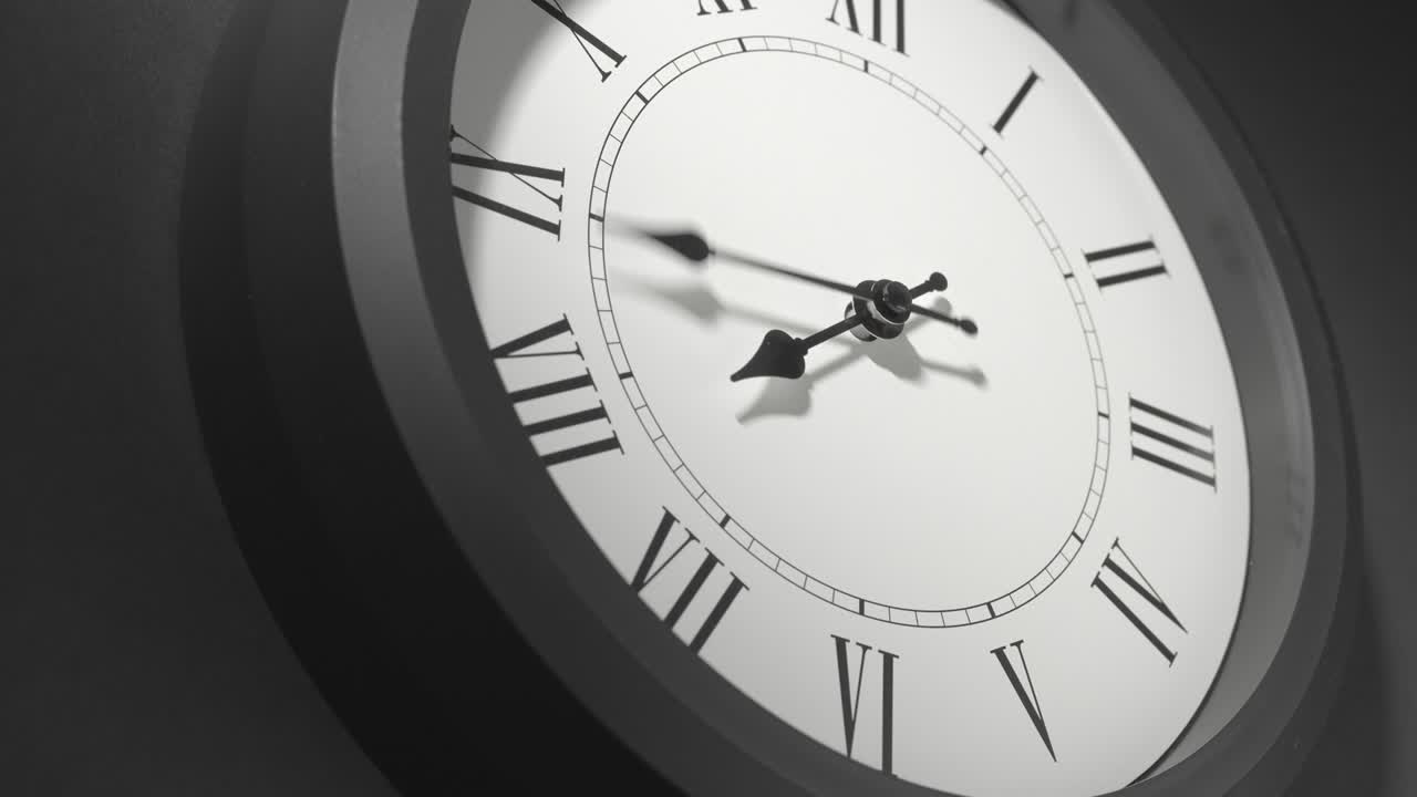 reloj latino en el lapso de tiempo en la pared gris oscuro