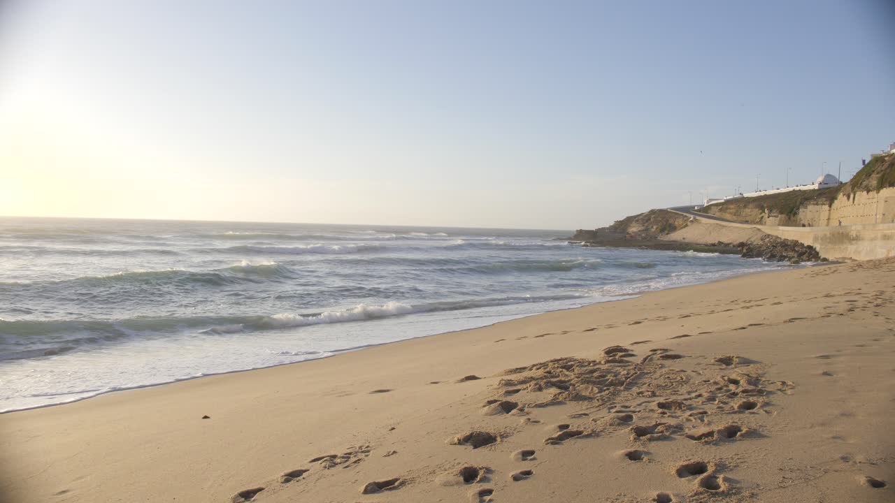 Vagues s'écrasant sur une plage à Ericeira, Portugal