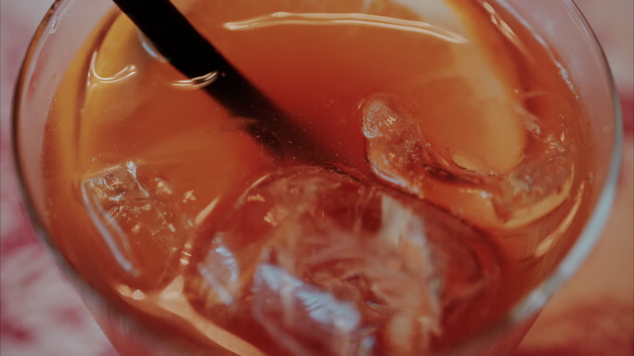 Primo piano di un cocktail arancione su un tavolo in un ristorante