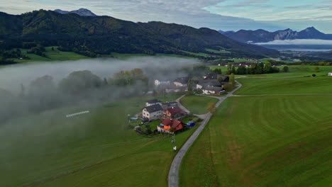 niebla matinal moviéndose entre las colinas en un pequeño pueblo en austria