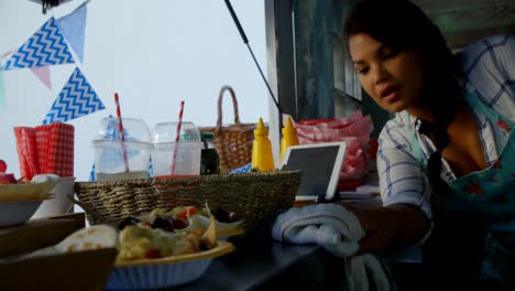 Waitress-cleaning-counter-of-food-truck