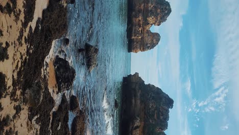 las rocas de ponta da piedade cerca de lagos en el algarve, portugal