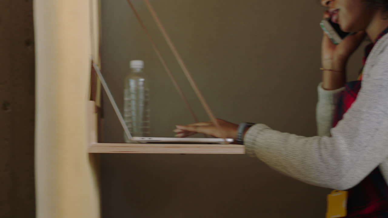 jóvenes empresarios trabajando en una oficina ocupada colaborando estudiantes multiétnicos compartiendo ideas colegas disfrutando del trabajo en equipo conexión brainstorming utilizando tecnología informática