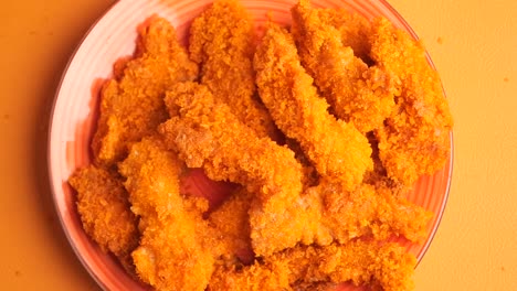 tiras de pollo frito y crujiente