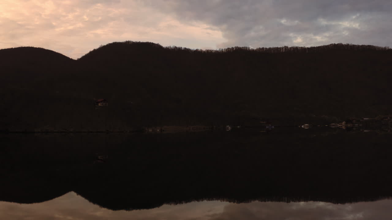 reflejo del lago tarnita, tarde en la noche