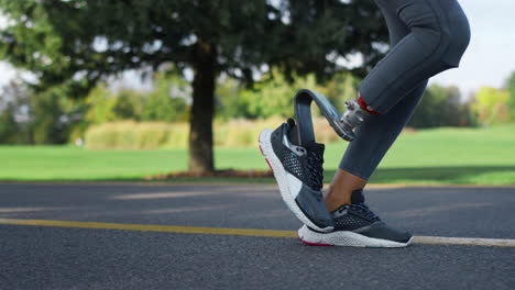 Behinderte-Frau-Joggt-Im-Park.-Fittes-Mädchen-Im-Sportbekleidungstraining-Im-Grünen-Park