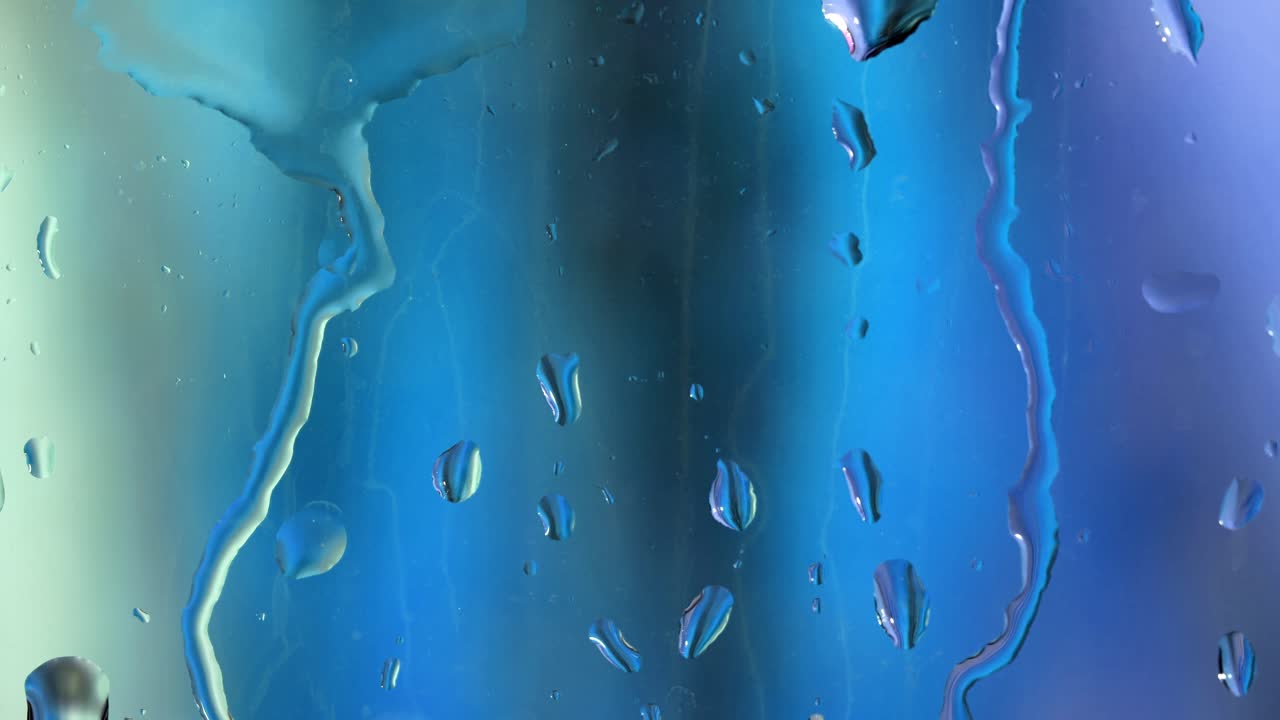 gotas de lluvia corriendo por la ventana