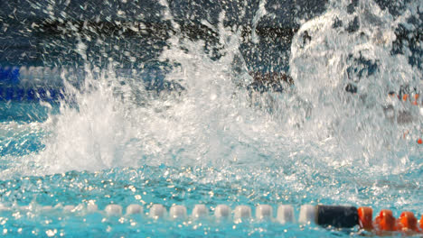 Junger-Männlicher-Schwimmer-Schwimmt-Im-Pool-4k