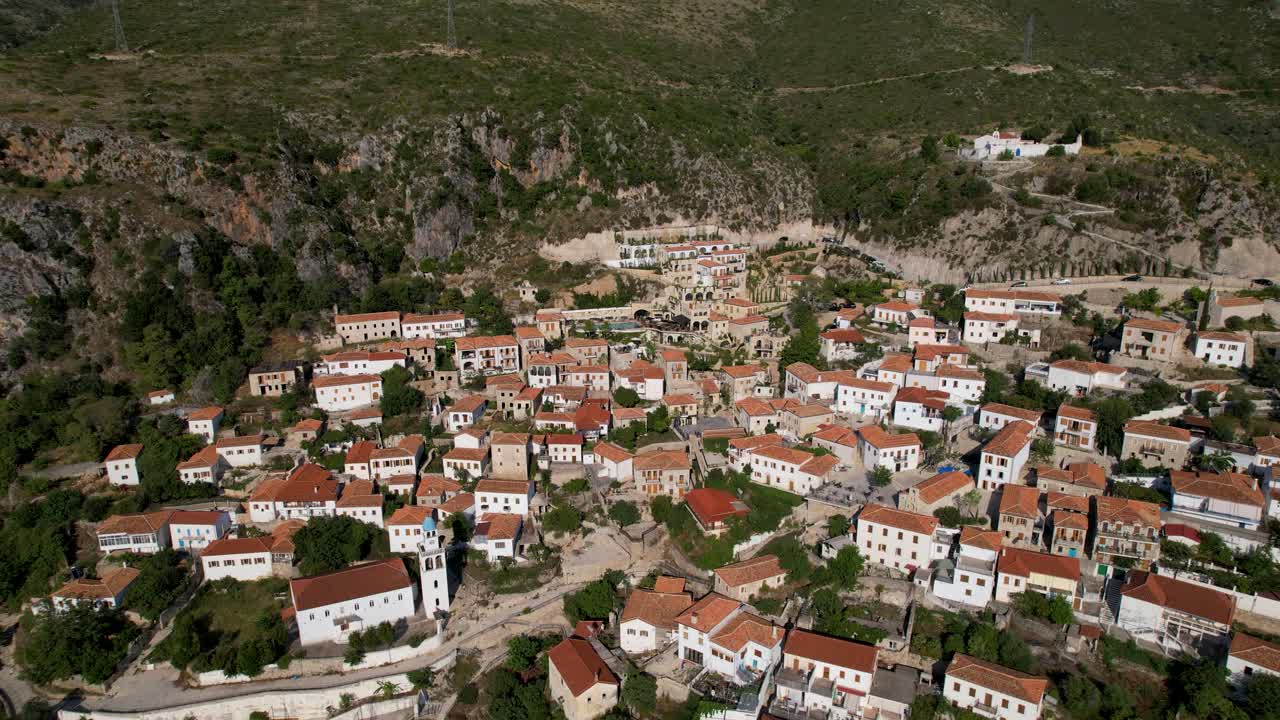 Malebná vesnice na svahu: Kamenné domy, Riviera Resort a ubytování Airbnb v Dhermi, Albánie