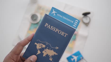 persona con pasaporte y tarjeta de embarque