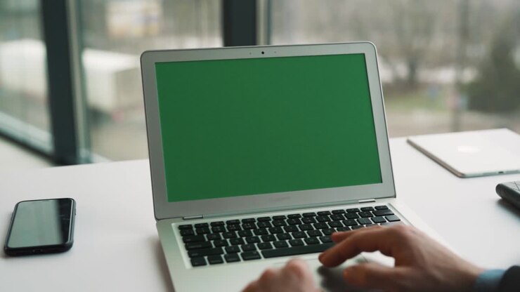 nahaufnahme männlicher hände, die das touchpad eines laptops mit chroma-taste auf dem bildschirm umdrehen