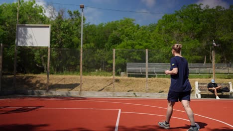 mujer jugando al baloncesto al aire libre