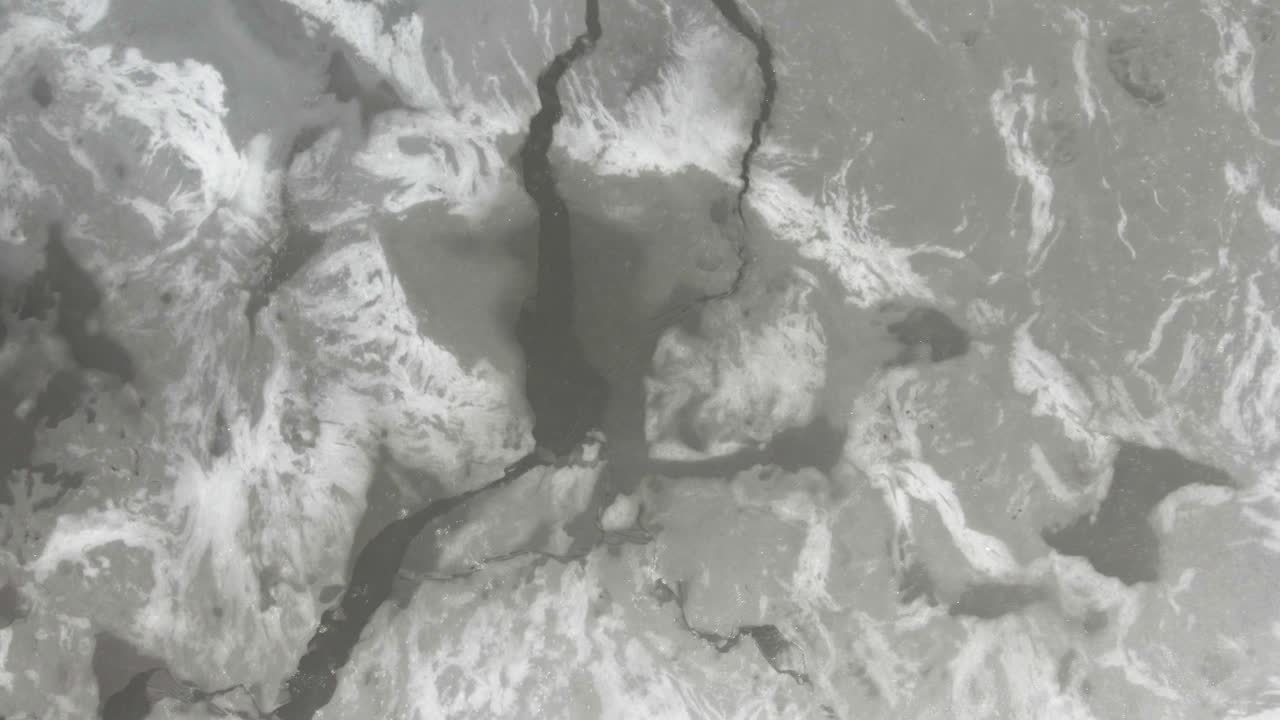 초겨울 해빙 동안 인공 호수의 빙붕 위로 하강