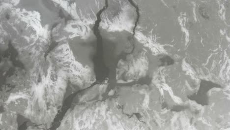 descendiendo sobre una plataforma de hielo en un lago artificial durante un deshielo a principios de invierno
