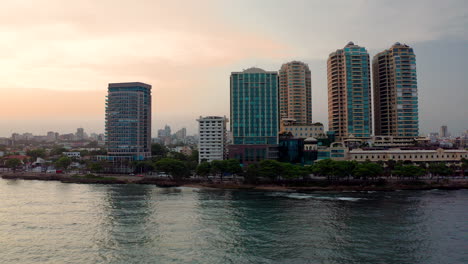 Moderne-Wolkenkratzer-Direkt-Am-Meer-Entlang-Malecon-In-Santo-Domingo