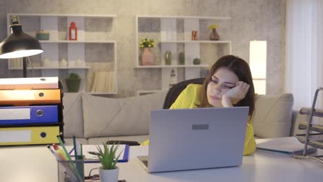 mujer de negocios cansada trabajando desde casa en la computadora y quedándose dormida.