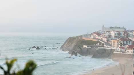 Panorama-Des-Strandes-Von-Sao-Pedro-De-Moel-Und-Des-Küstendorfes-In-Leiria,-Portugal