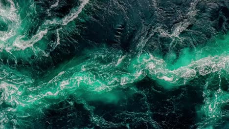 las olas de agua del río y el mar se encuentran durante la marea alta y la marea baja.