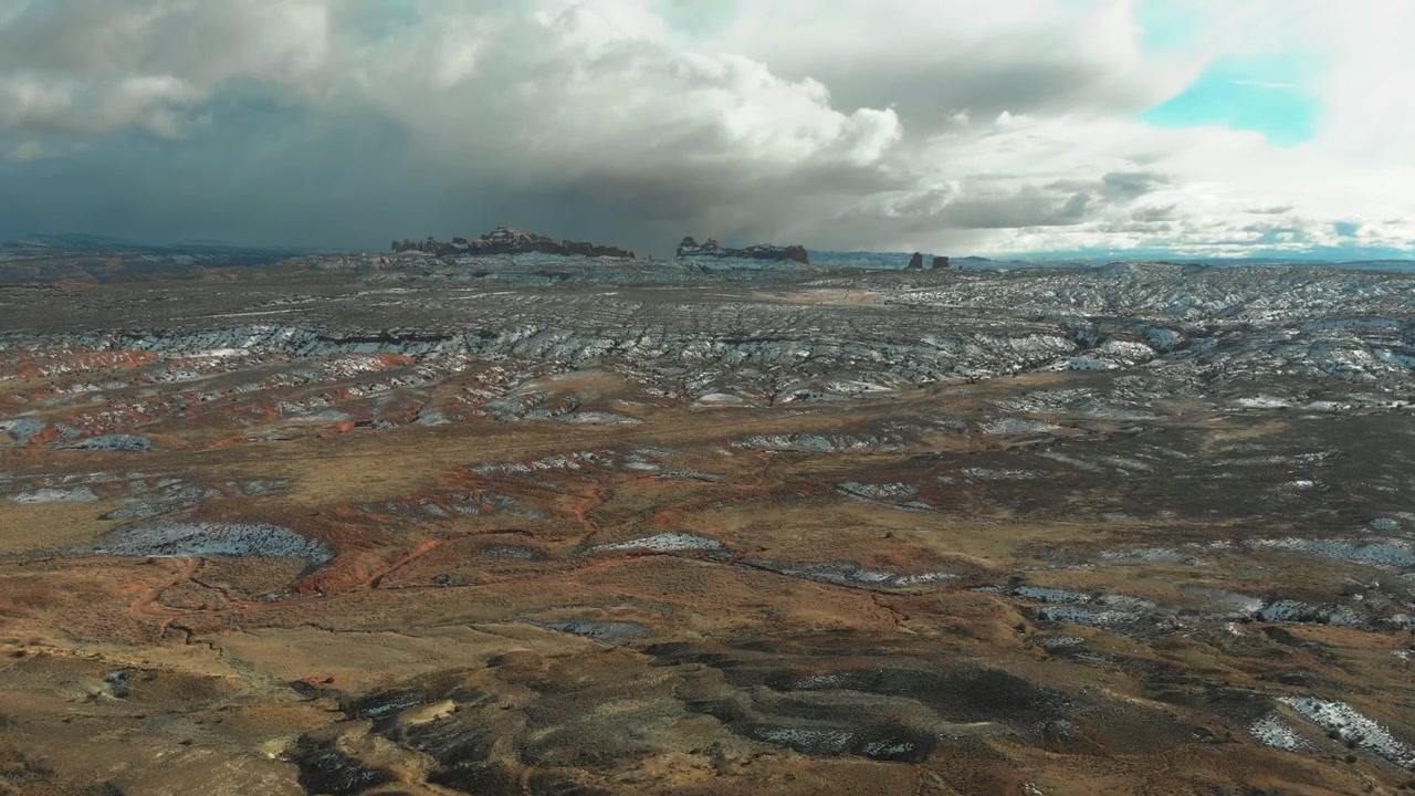 Flygfoto över stormmoln som rullar in för att täcka bergen i Canyonlands nationalpark