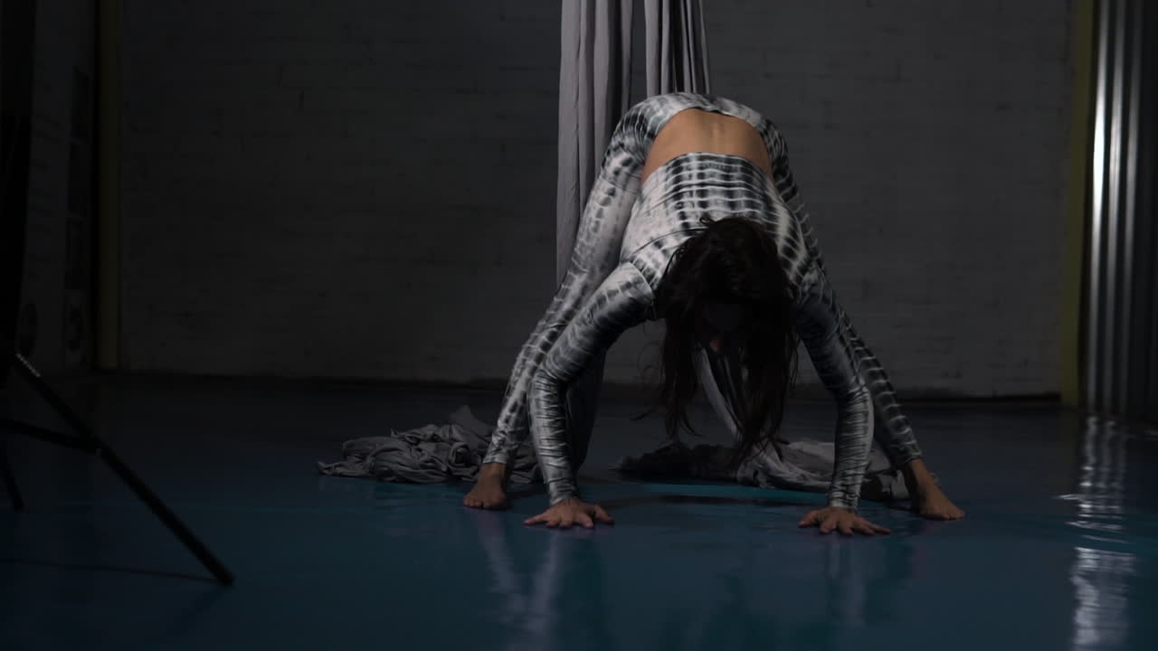 acróbata y entrenador de yoga calentando y estirando antes de la clase