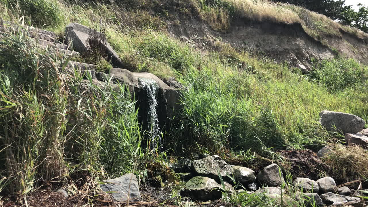 pequeña cascada en la jungla cerca de la playa