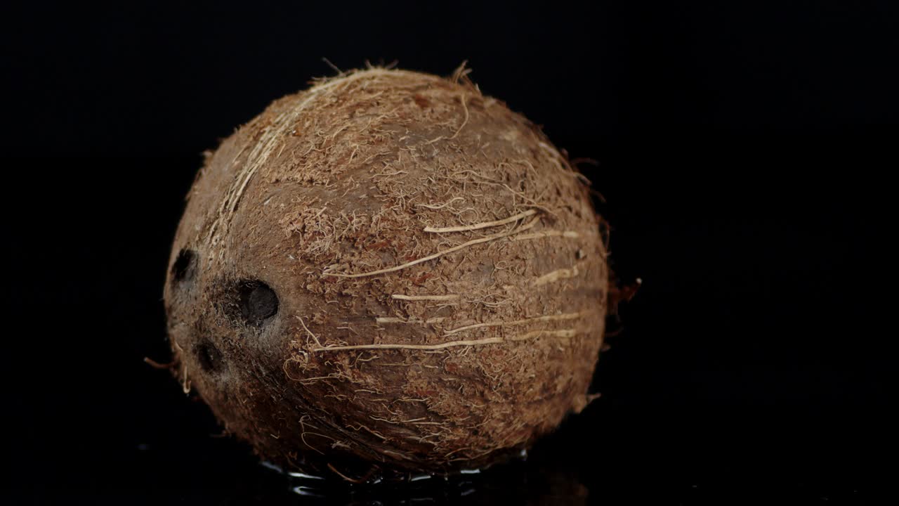 un coco gira lentamente a su alrededor.