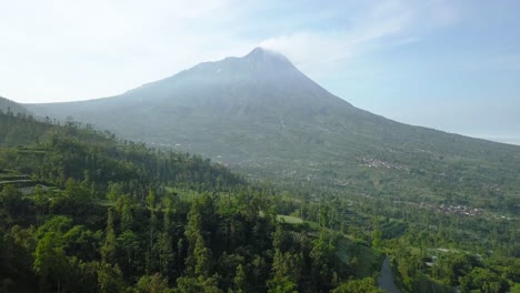 volcán merapi con vista rural de la plantación que plantó brócoli, repollo, papas y cebollas verdes, java central, indonesia