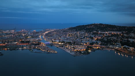 A-Vista-De-Pájaro-Por-La-Noche:-Las-Luces-Parpadeantes-De-Sète,-Su-Alma-Artística-Y-Su-Legado-Marítimo