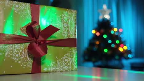 regalo de navidad cinta roja y luces en casa durante la noche de navidad