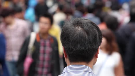 Huge-crowds-walk-on-the-streets-of-modern-day-China-3