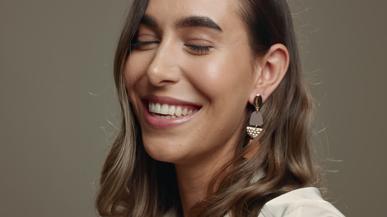 moda, belleza y rostro de mujer riendo