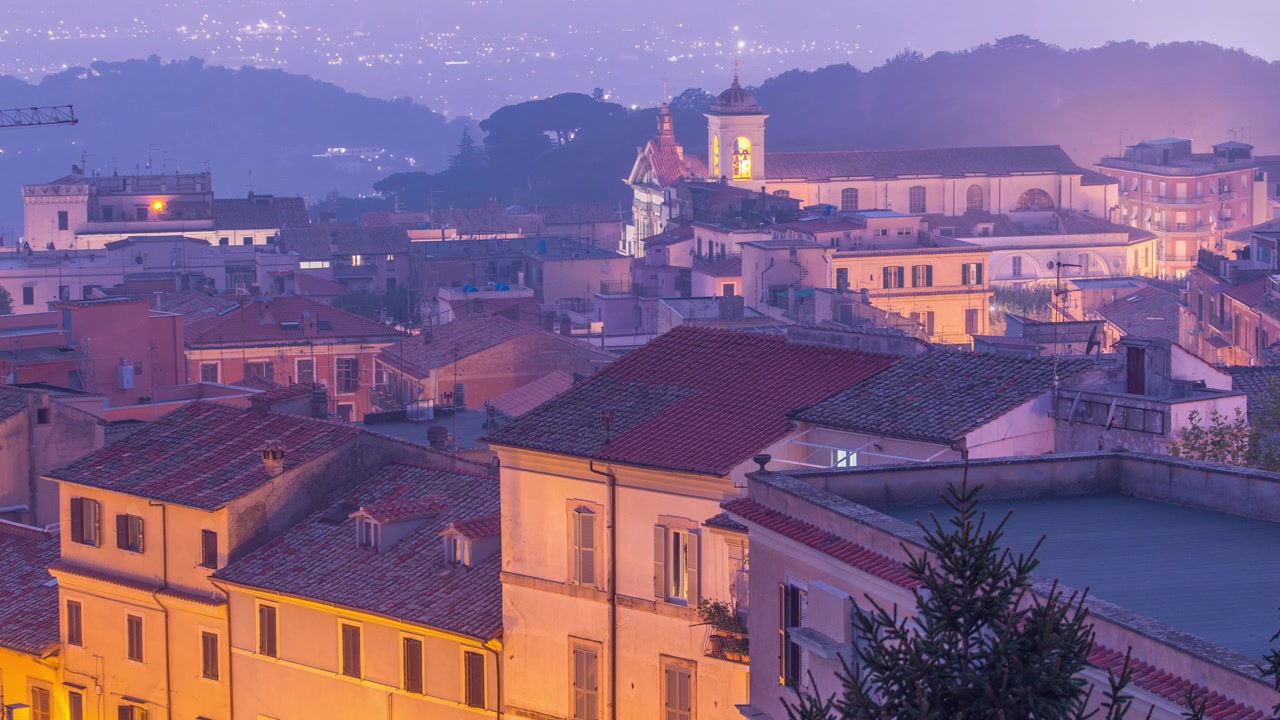 Duomo di San Pancrazio Martire efter solnedgang i den smukke by Albano Laziale dag-til-nat overgangs-timelapse, Italien. Luftfoto en sommeraften med tage af gamle huse
