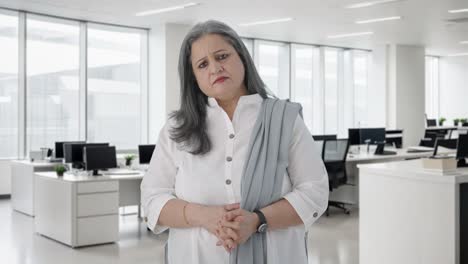 una mujer de negocios india enojada protagonizada por