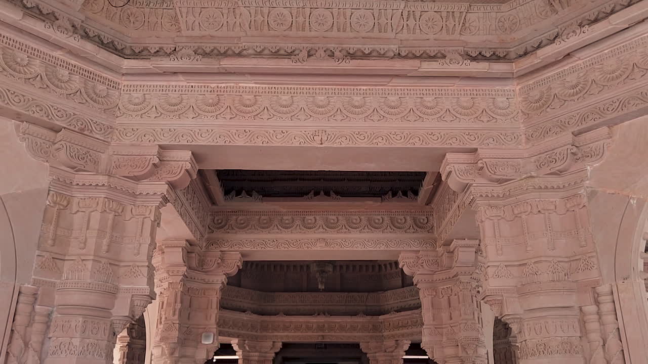 Interno della cupola del tempio Shri Valinath Mahadev Mandir nel Gujarat, India, con soffitto in pietra scolpita, lampadario, architettura ornata del tempio indù, atmosfera spirituale, artigianato tradizionale e luogo sacro