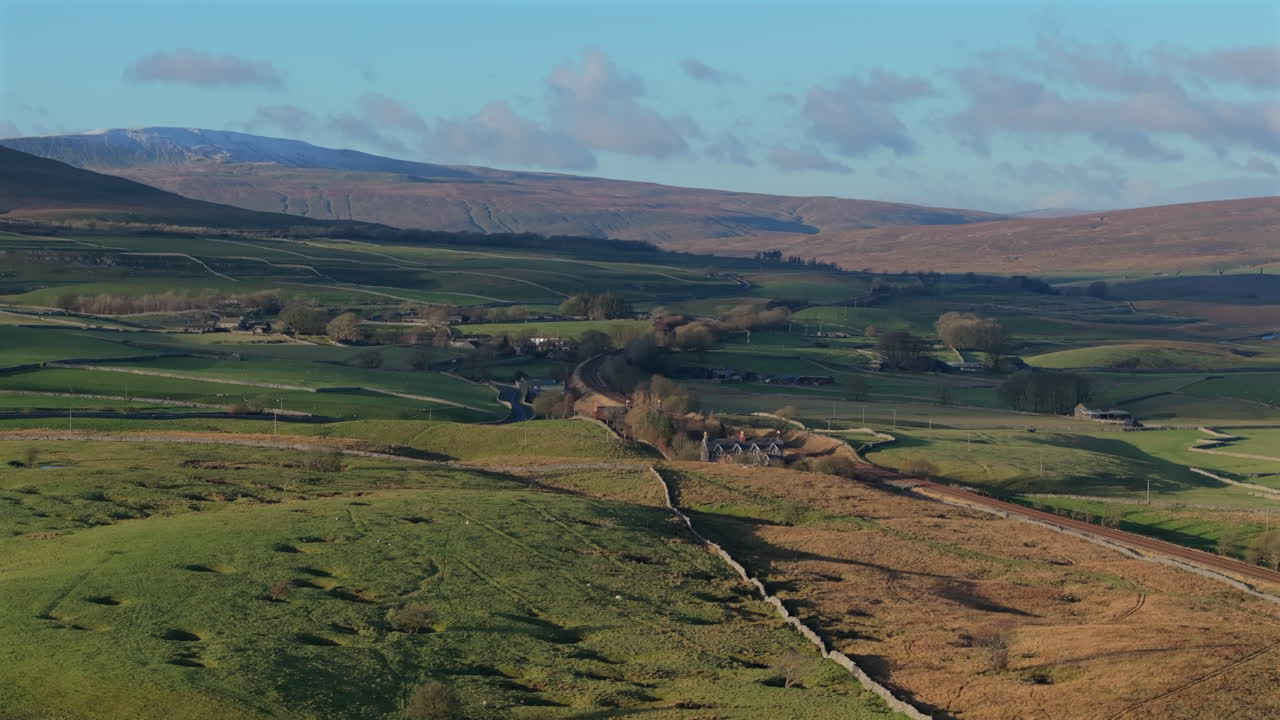 tomada de drone de gran ángulo de whernside y yorkshire dales paisaje del reino unido