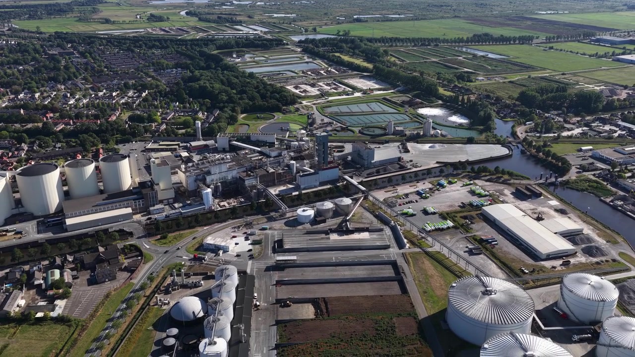 Aerial view of the Vierverlaten sugar factory near Hoogkerk, Groningen, processing sugar beets into sugar and byproducts at one of the last active sugar plants in the Netherlands.
