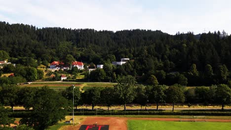 Experimente-El-Espíritu-Dinámico-De-Friburgo-De-Brisgovia-Desde-Arriba,-Donde-Las-Imágenes-Tomadas-Con-Drones-Revelan-No-Solo-Sus-Monumentos-Históricos-Sino-También-Los-Extensos-Espacios-Verdes-Salpicados-De-Campos-De-Fútbol.