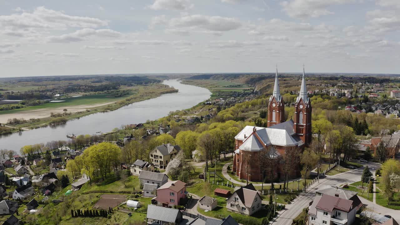 iglesia junto al río en lituania. ciudad de vilkija