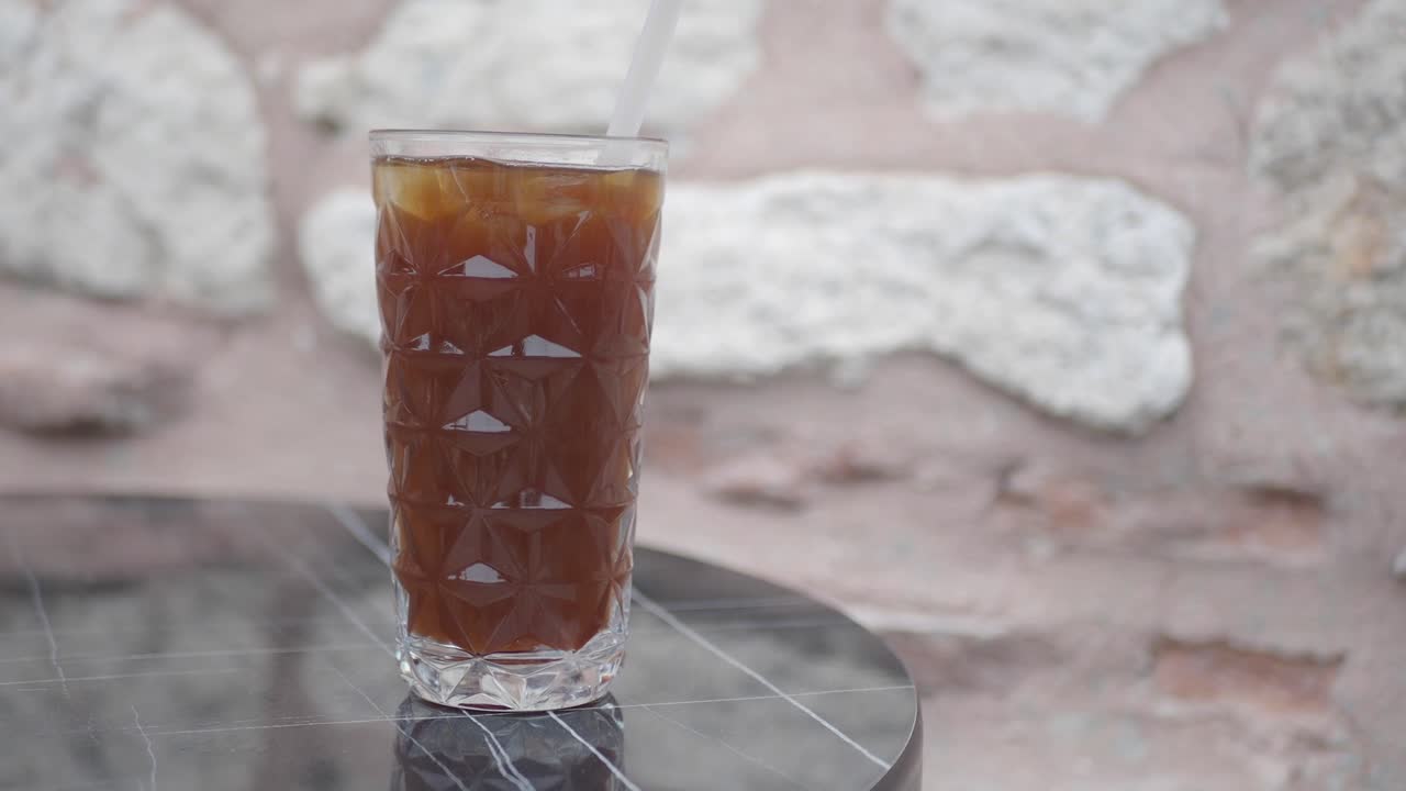 유리에 아이스 커피