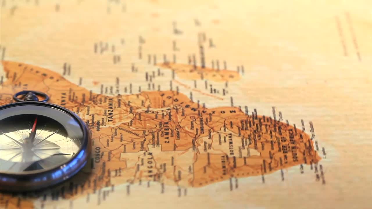 회전하는 세계 지도의 나침반