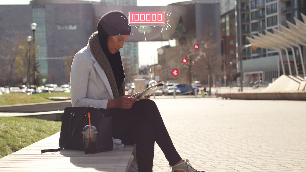 Animazione di donna di etnia mista che indossa l'hijab per strada, che usa un tablet con simboli a forma di cuore fluttuanti