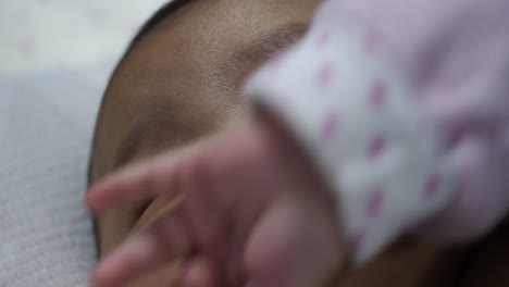 잠을 자고 긴장을 풀려고 노력하는 귀여운 아시아 한 살짜리 아기 소녀의 닫습니다