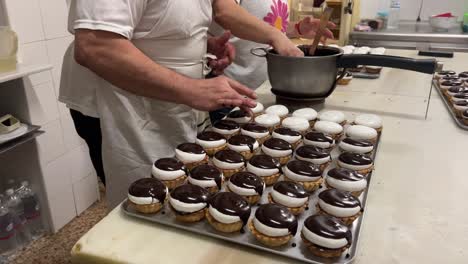 Elaboración-De-Pastel-Dulce-Tradicional-Español,-Recubrimiento-De-Chocolate-Sobre-Pastel-Dulce-En-Panadería