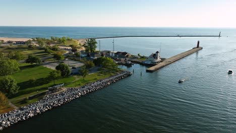 Erhebt-Sich-Und-Dreht-Sich-Vom-Ufer-Aus-Und-Gibt-Den-Blick-Auf-Die-Wunderschöne-Küste-Des-Michigansees-Frei