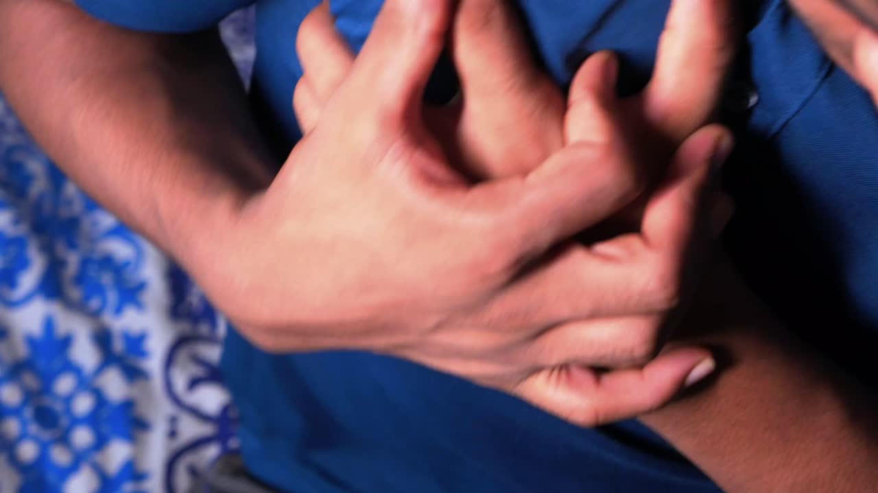 persona que experimenta dolor en el pecho