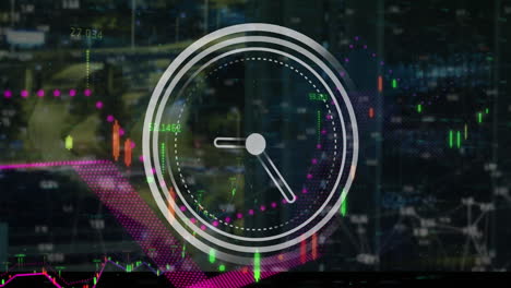 animación del reloj de tic-tac sobre el procesamiento de datos financieros contra la vista aérea del paisaje urbano por la noche.