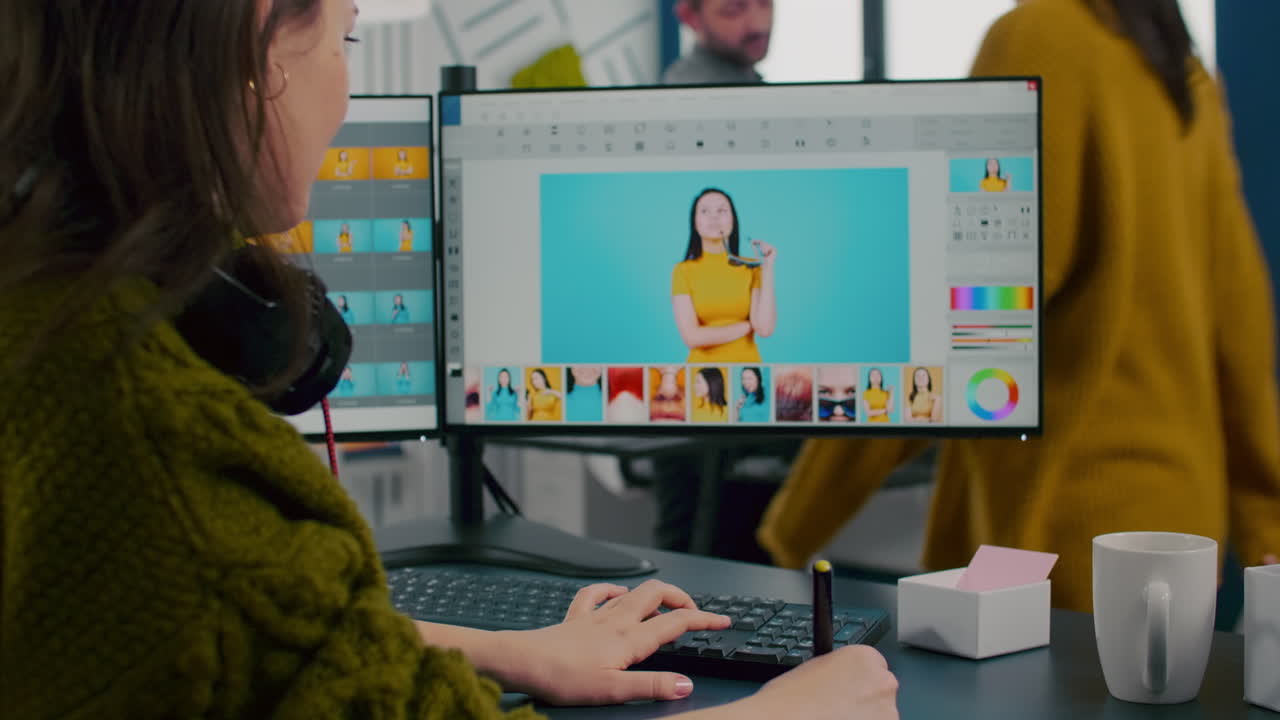 retocadora independiente mujer que trabaja en computadora con software de edición de fotos
