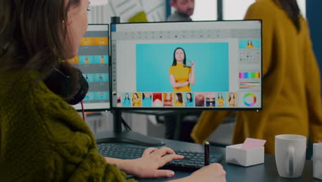 Mujer-Retocadora-Independiente-Que-Trabaja-En-Una-Computadora-Con-Software-De-Edición-De-Fotografías