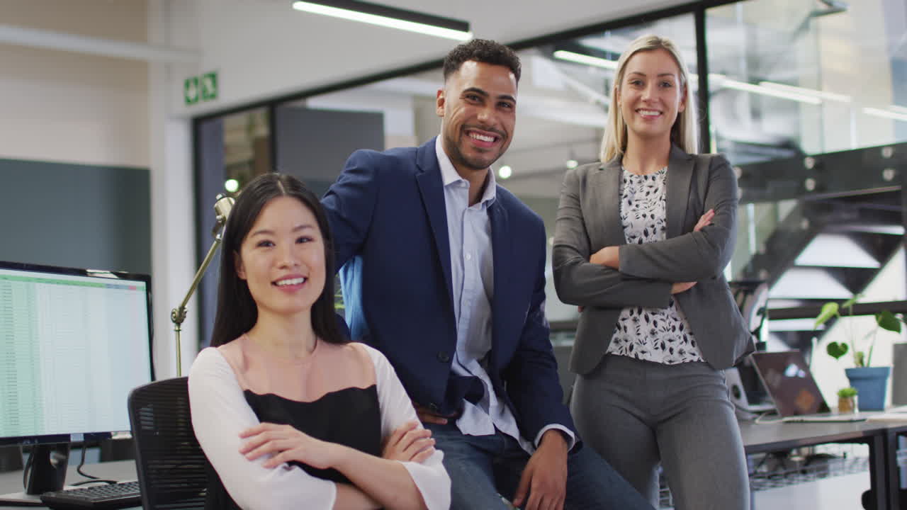 retrato de un grupo de diversos empresarios con los brazos cruzados sonriendo mirando a la cámara