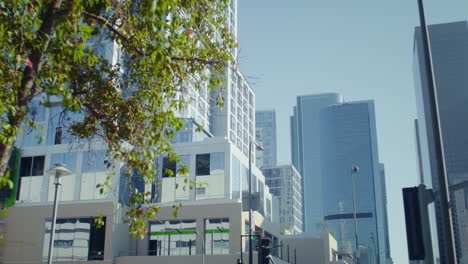 Gran-Vista-De-La-Ciudad-Moderna-Con-Hermosos-Edificios-Altos.-Calle-Urbana-Del-Paisaje-Urbano.